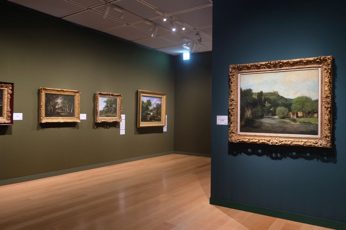 第一章「クールベと自然」展示風景 右はギュスターヴ・クールべ《セイ=アン=バレーの水車小屋》1858年