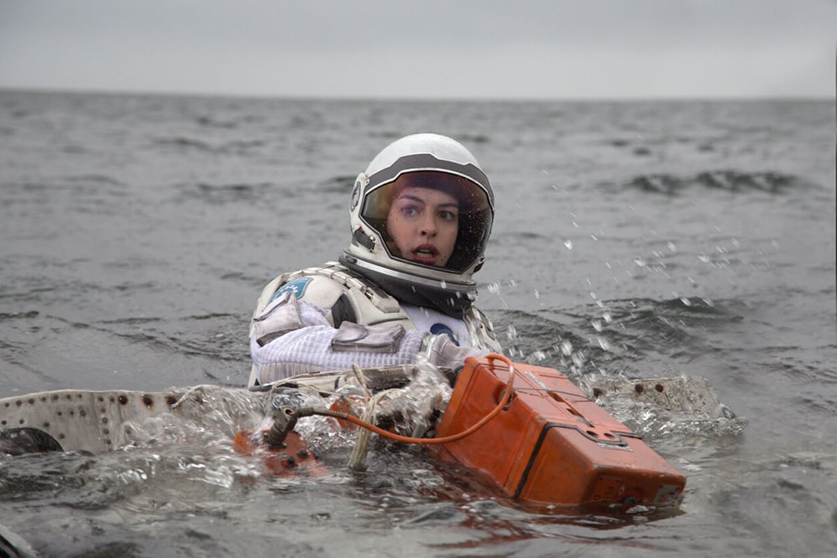押井さんが『インターステラー』で「特に素晴らしい」と言う水の惑星と、お気に入りの女優アン・ハサウェイ。
