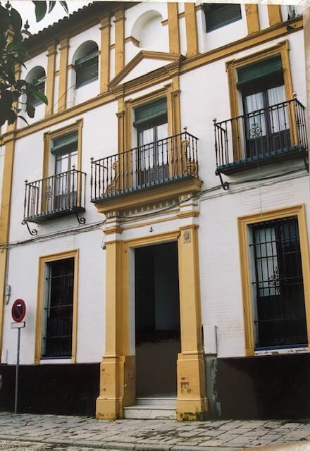 セビーリャの典型的お屋敷。２階の窓には小さなバルコニーが。