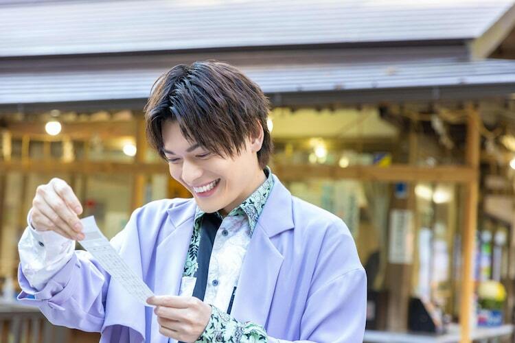 写真集「崎山つばさ 神推し」本日発売、崎山つばさ「みなさんなりの