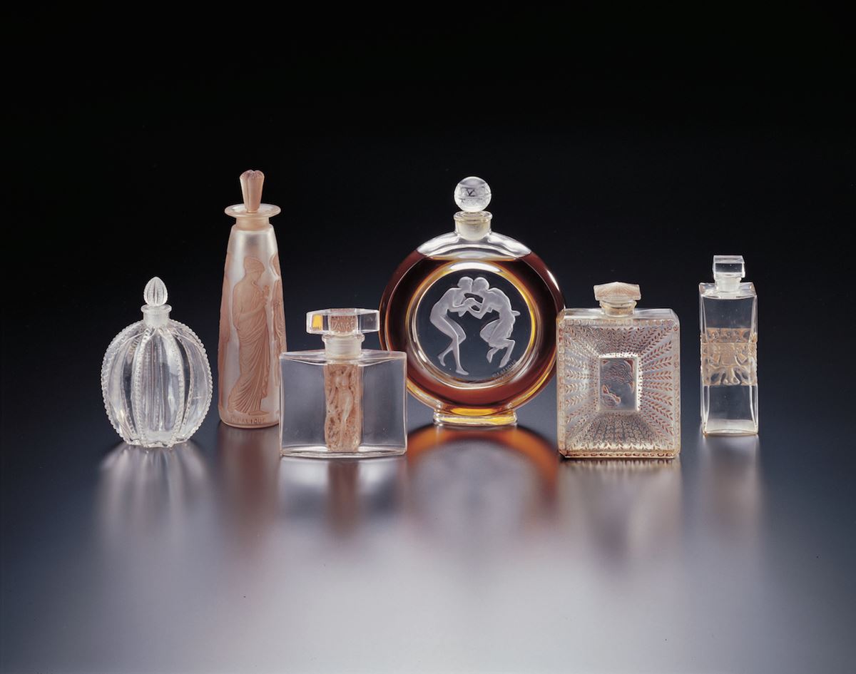 香水瓶《牧神のくちづけ》 モリナール社 1928年（左から3番目）ほか香水瓶各種  北澤美術館蔵 撮影：清水哲郎