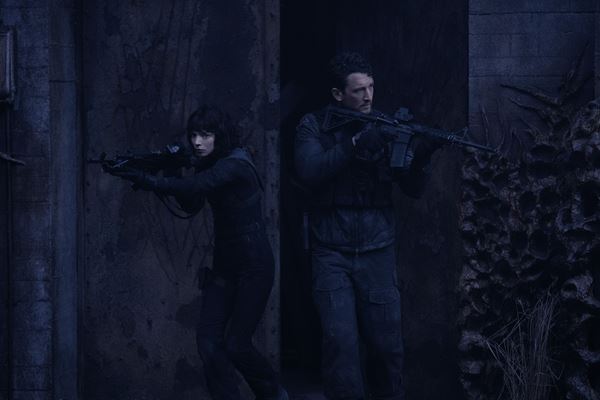 マイルズ・テラー、アニャ・テイラー＝ジョイ共演『深い谷の間に