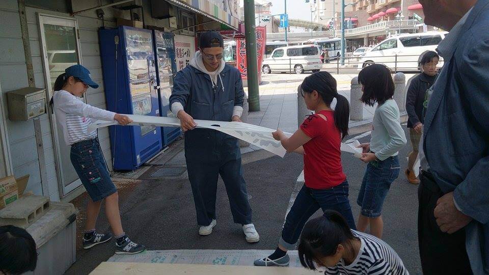 地元の小中学生とともに「シネマ尾道」の看板を制作する満島真之介（提供・シネマ尾道）