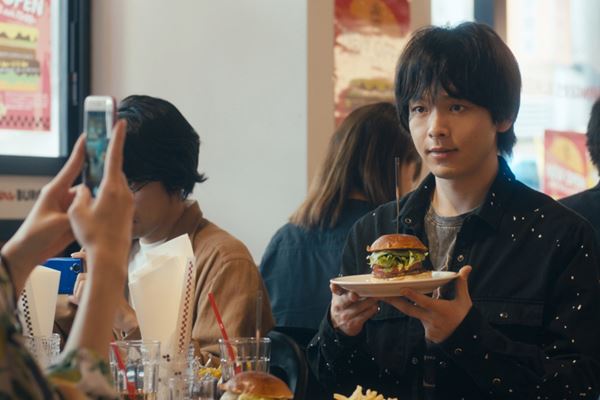 中村倫也＆石橋静河『人数の町』新場面写真公開 謎めいた町のお