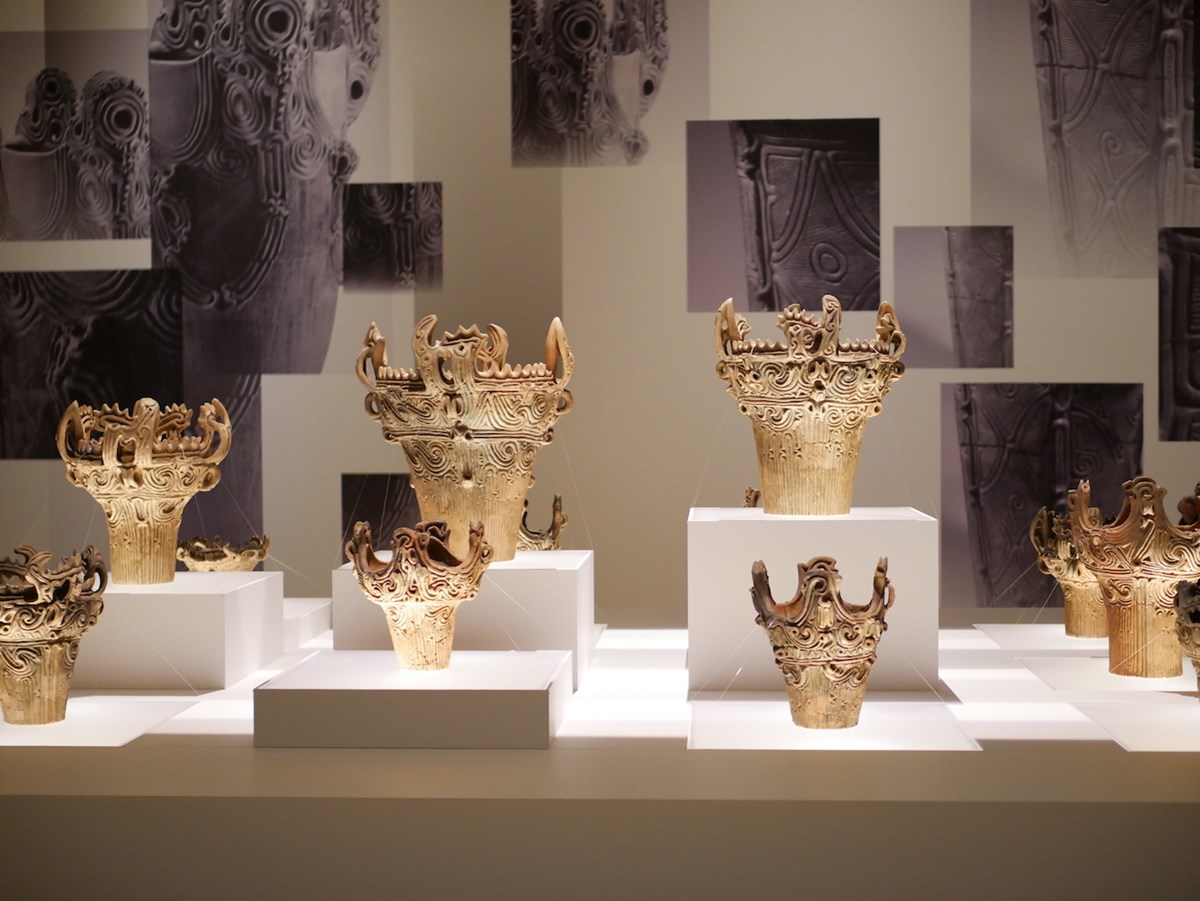 装飾性にあふれる縄文時代中期の土器。ケース越しではなく、間近でその迫力を感じることができる