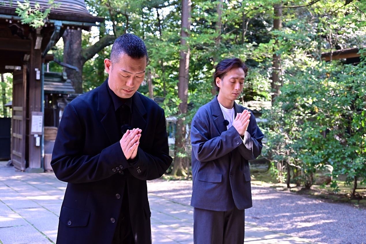 『赤坂大歌舞伎』製作発表会見前に赤坂氷川神社で参拝する勘九郎（左）と七之助（右）