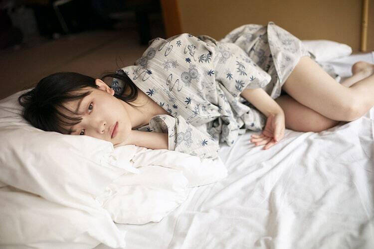 乃木坂46久保史緒里、1st写真集より“寝起きでほぼすっぴん”の浴衣姿を