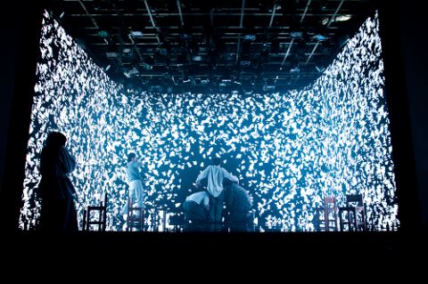 『我ら宇宙の塵』初演舞台写真 (C)小岩井ハナ