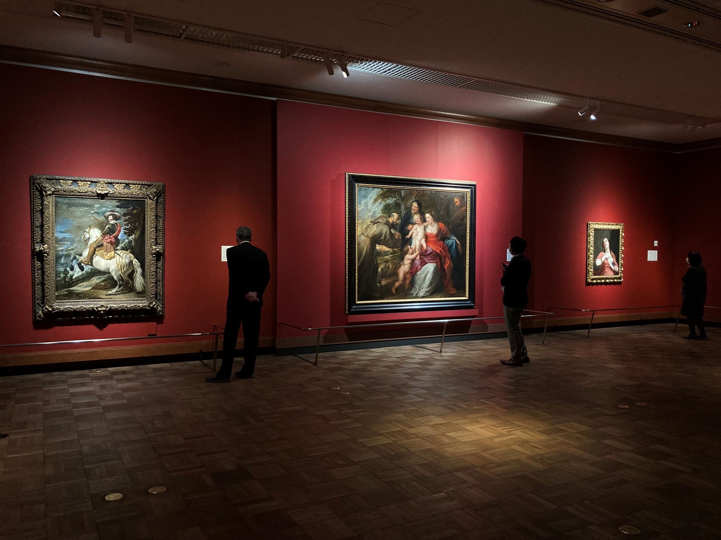 （左）ベラスケスと工房（1623-60年）《オリバーレス伯公爵ガスパール・デ・グスマン（1587-1645年）》1636年頃／以降　ニューヨーク、メトロポリタン美術館 Fletcher Fund, 1952 / 52.125　（中）ペーテル・パウル・ルーベンス《聖家族と聖フランチェスコ、聖アンナ、幼い洗礼者聖ヨハネ》1630年代初頭／中頃　ニューヨーク、メトロポリタン美術館 Gift of James Henry Smith, 1902 / 02.24 （右）グイド・カニャッチ《クレオパトラの死》1645-55年頃　ニューヨーク、メトロポリタン美術館 Purchase, Diane Burke Gift, Gift of J. Pierpont Morgan, by exchange, Friends of European Paintings Gifts, Gwynne Andrews Fund, Lila Acheson Wallace, Charles and Jessie Price, and Álvaro Saieh Bendeck Gifts, Gift and Bequest of George Blumenthal and Fletcher Fund, by exchange, and Michel David-Weill Gift, 2016 / 2016.63