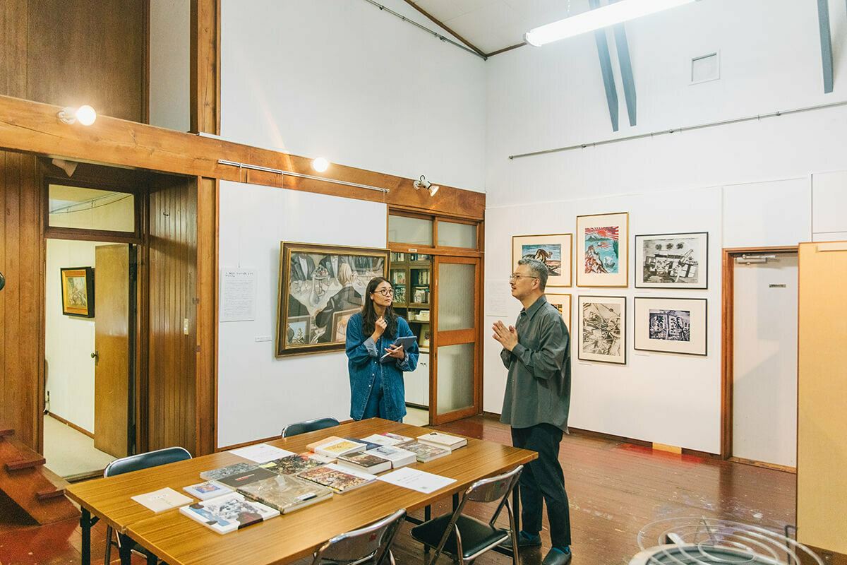 アトリエの中央には過去の福沢一郎に関する展覧会の図録などが置かれ、自由に手にとることができます