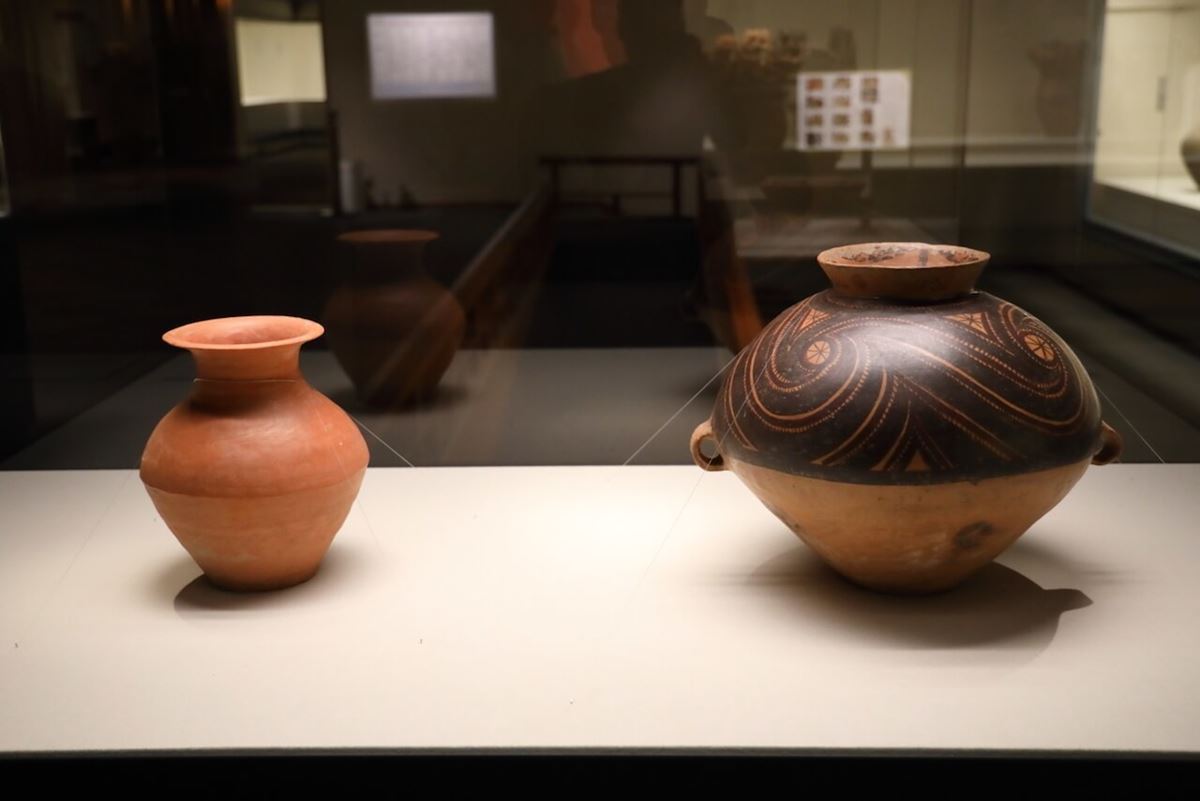 左：《紅陶壺》 中国　新石器時代（斉家文化期） 右：《彩陶双耳壺》　中国　新石器時代（馬家窯文化期）