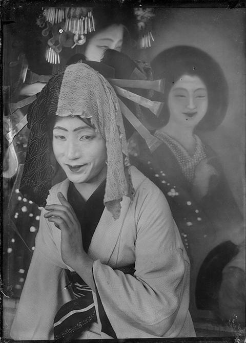 「太夫に扮する甲斐荘楠音」ガラス乾板からのプリント、京都国立近代美術館