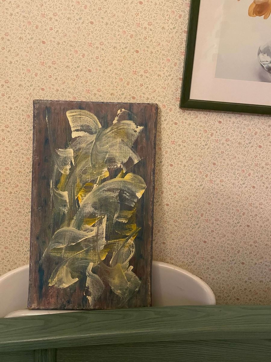 抽象画のようにも、花を描いたようにも見える油絵。今は適当に立てかけているだけなので、いつかこの絵の居場所を自分の部屋に作りたいです！　撮影：和田彩花