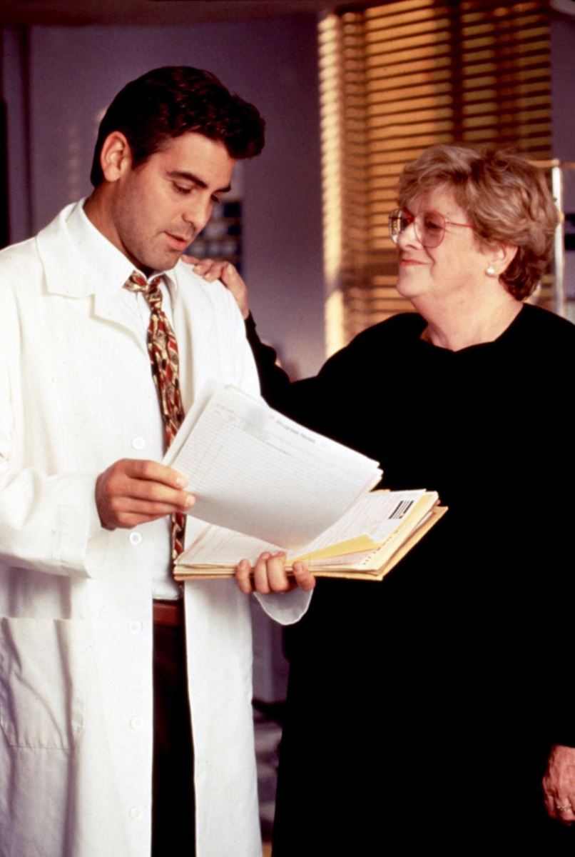 ジョージの出世作といえばやはり、小児科医ロス先生を演じた『ER緊急救命室』。1994年のスタートから第5シーズン（2000年）までレギュラー出演し、並行して大作映画にも立て続けに出演するようになった。ちなみに写真の右の女性は、同作にゲスト出演した叔母で女優のローズマリー・クルーニー。