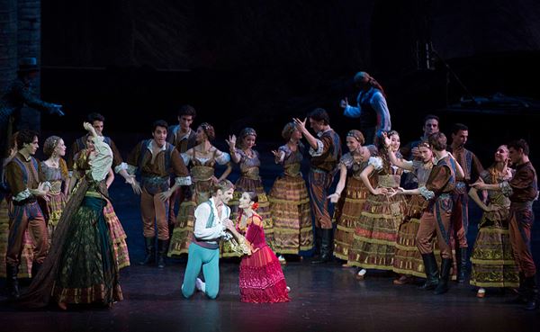 (C)Julien Benhamou / Opera national de Paris