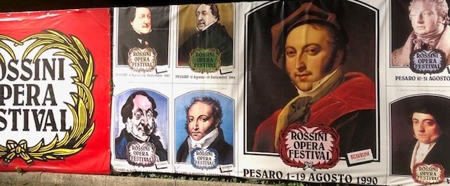 オペラ祭会場には歴代ポスターに使われたロッシーニが大集合！