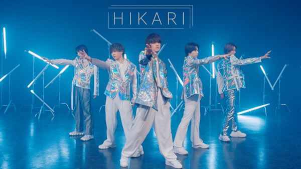 M!LK、鏡の中の自分と向き合う「HIKARI」MV公開 衣装はメンバー山中がプロデュース - ぴあ音楽