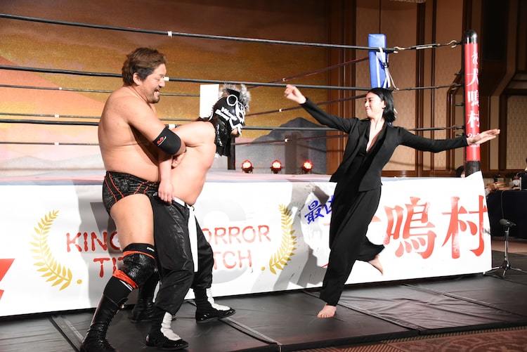 犬鳴村」三吉彩花が現役プロレスラーにハイキック、最恐タイトルマッチ