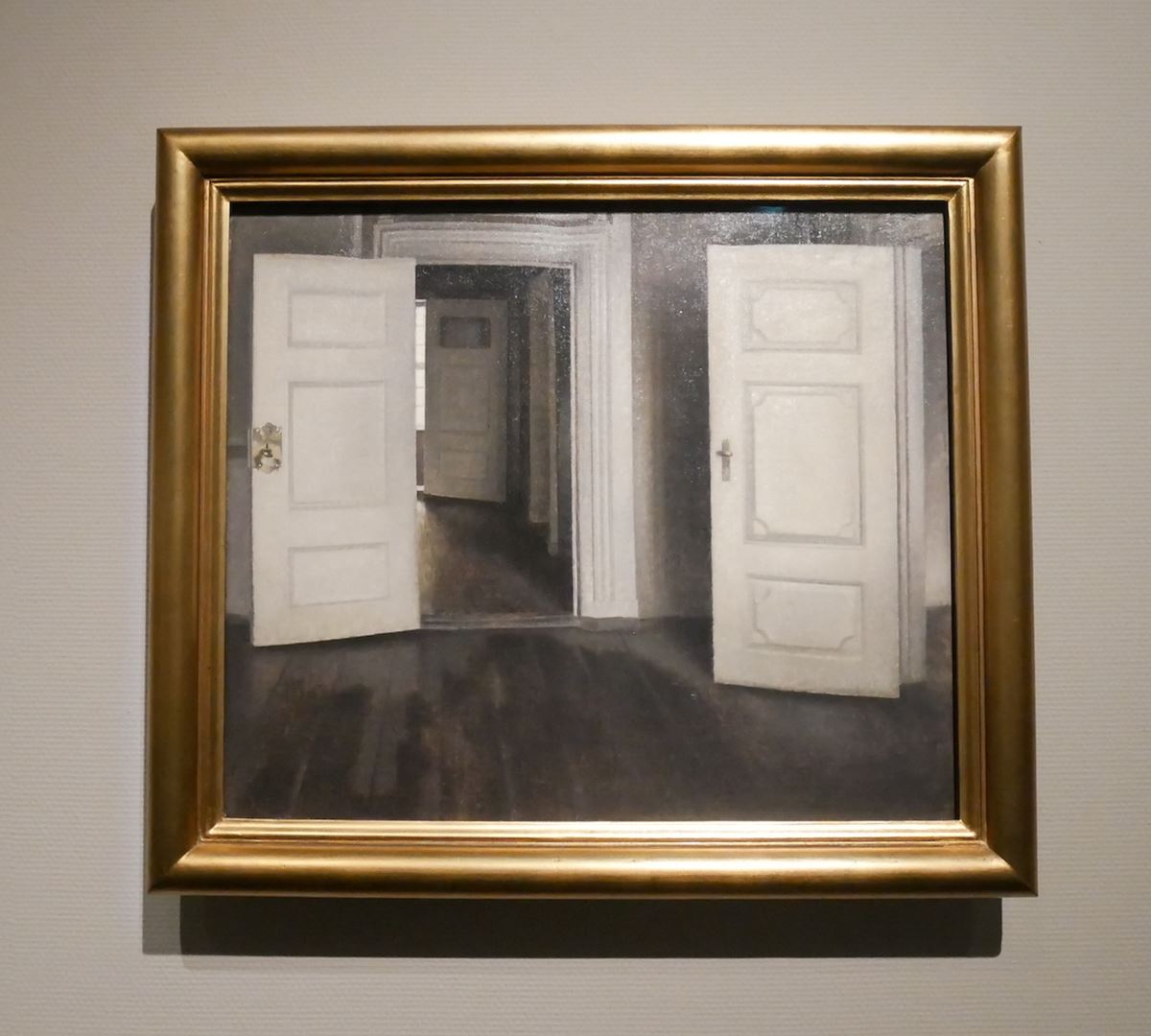ヴィルヘルム・ハマスホイ《室内——開いた扉、ストランゲーゼ30番地》1905年　デーヴィズ・コレクション