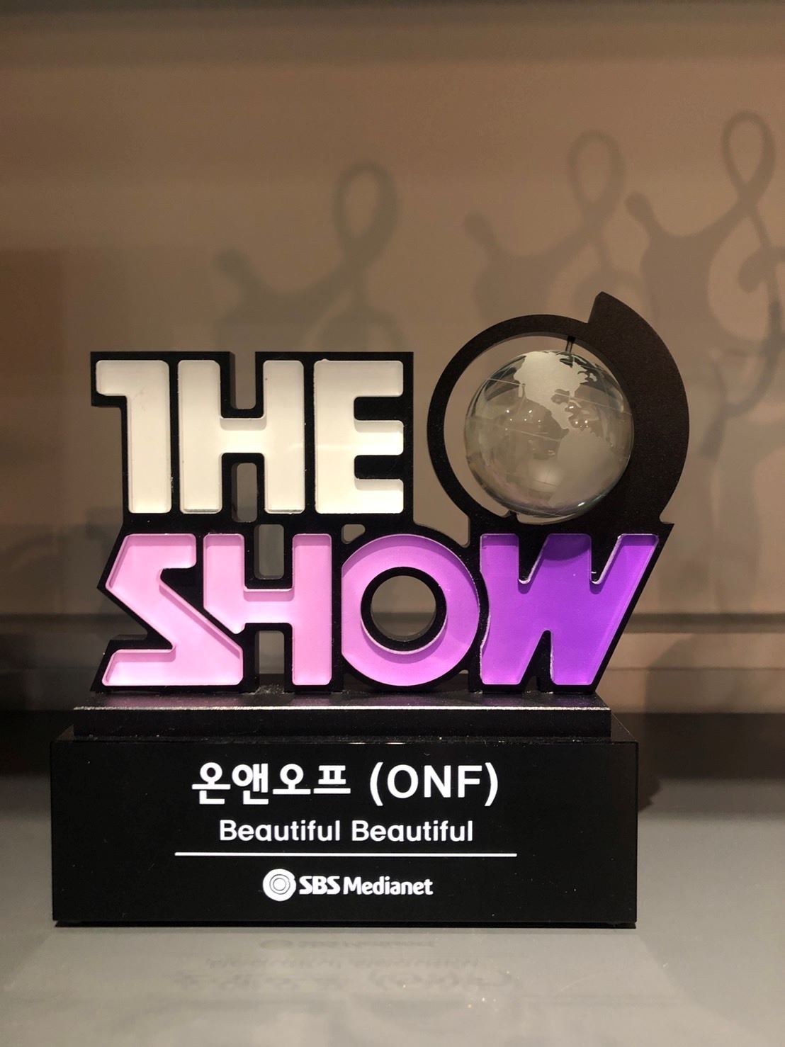 歌番組『THE SHOW』(韓国・SBS MTV) で手にした初1位のトロフィー
