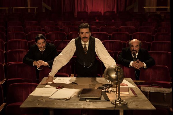 (C) LEGENDE FILMS - EZRA - GAUMONT - FRANCE 2 CINEMA - EZRA - NEXUS FACTORY - UMEDIA, ROSEMONDE FILMS - C2M PRODUCTIONS