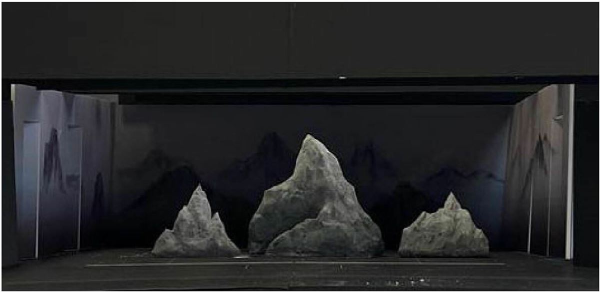 2023年8月上演『新・水滸伝』の模型。山水画風の背景と、演出の杉原邦生さんのリクエストで作られた「梁山泊」のシンボルとなる岩山　提供：金井大道具（株）