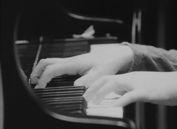 (C)映画『SUPER　FOLK　SONG～ピアノが愛した女。～』[2017デジタル・リマスター版]