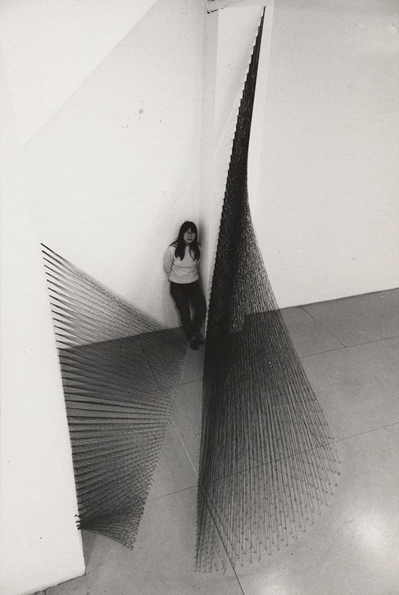 宮本和子 《ブラック・ポピー》 1979年 黒い糸、釘 274×183×213 cm Courtesy: Exile, Vienna, and Take Ninagawa, Tokyo 展示風景：A.I.R.ギャラリー（ニューヨーク）1979年