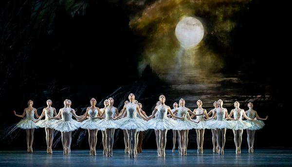 Swan-Lake-Mayara-Magri-as-Odette-(C)2022-ROH.-Photographed-by-Tristram-Kenton (C)2022 ROH. Photographed by Tristram Kenton