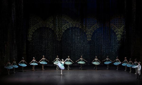 (C)Icare(C)les photos du spectacleDon Quichottele copyright est (C) Julien Benhamou  Opera national de Paris