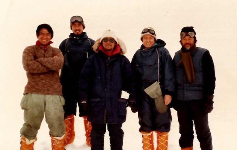 『南極物語』（1983）の北極ロケ。中央が蔵原惟繕監督、その右が中丸。