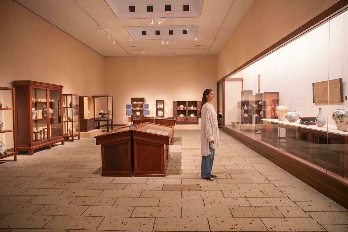 企画展『朝鮮民族美術館設立100年記念　柳宗悦と朝鮮民族美術館』の展示が行われている新館の大展示室