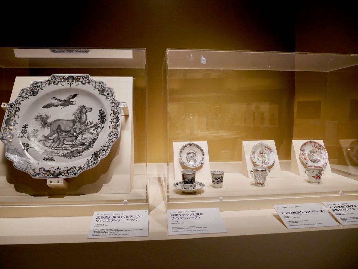 左：ウィーン窯（デュ・パキエ時代）　《馬狩文八角皿（リヒテンシュタインのディナーセット）》 1730-40年頃