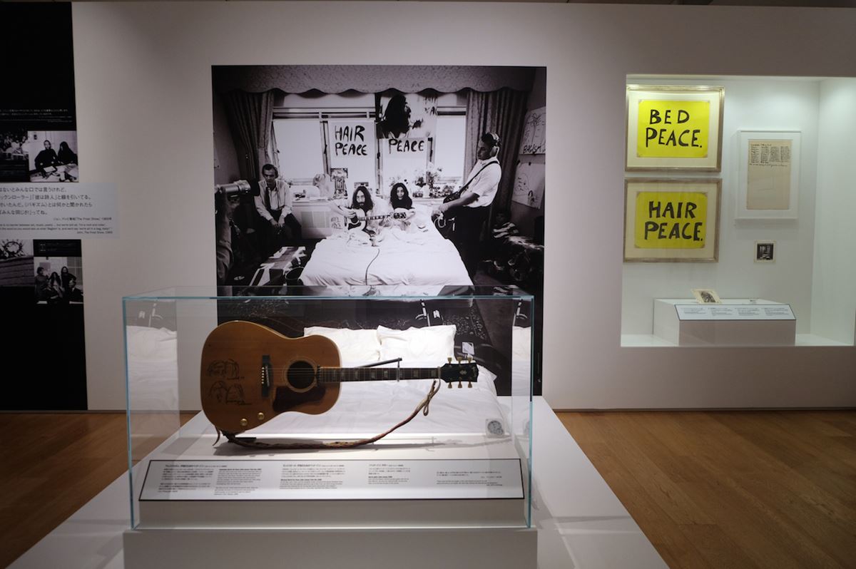 1969年にふたりが行った平和運動「ベッド・イン」を再現。ジョンがベッドに持ち込んだギブソンのギターにはふたりの自画像が描かれている