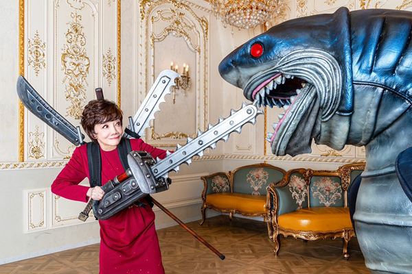 (C)「松島トモ子サメ遊戯」製作委員会2024