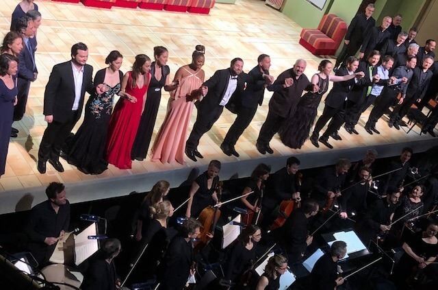 オーケストラや出演者全員のように男女の複数の場合は「ブラ～ヴィ！」が誉め言葉。（2018年ザルツブルク聖霊降臨祭音楽祭）
