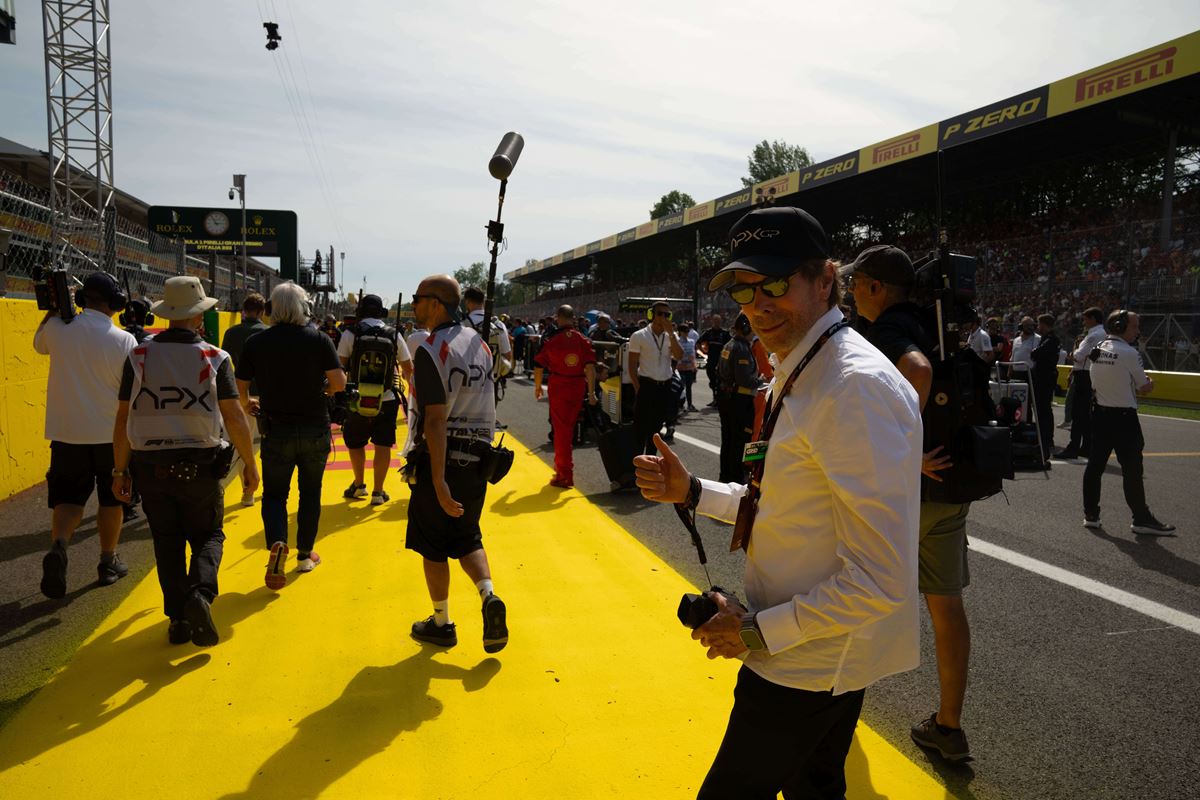 『F1(R)／エフワン』撮影中、サーキットでのジェリー・ブラッカイマー