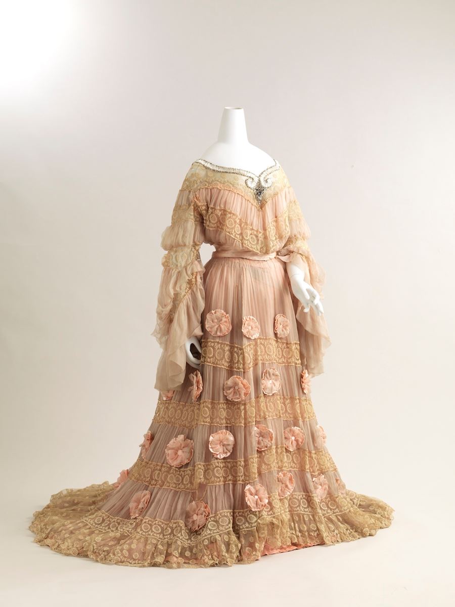 ジャック・ドゥーセ《イブニングドレス》19世紀末　個人蔵