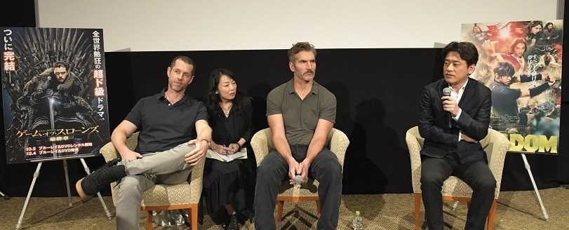 『ゲーム・オブ・スローンズ』の製作総指揮を務めるデヴィッド・ベニオフ（中央）とD・B・ワイス（左）、『キングダム』の原作者・原泰久氏（右）