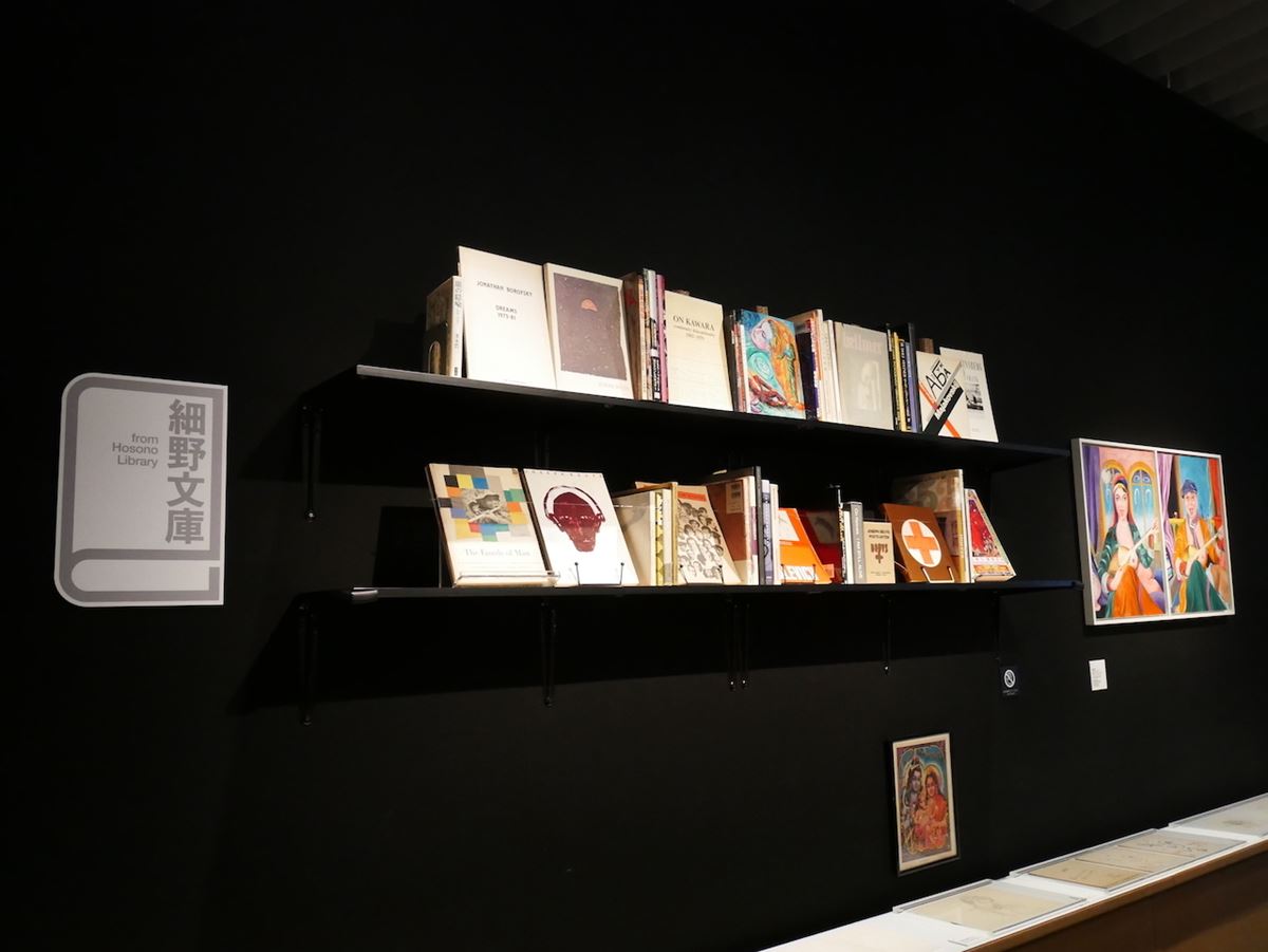 「細野文庫」と題して、美術書、写真集、漫画、古典名著、旅行書など、細野氏の関心の拡がりや変遷を辿るブックコレクションを展示