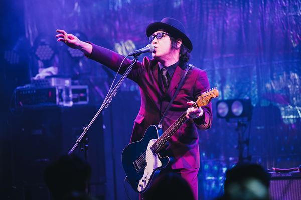 杉本恭一、還暦の常識をブチ壊すパワー全開＆極彩色のライブ