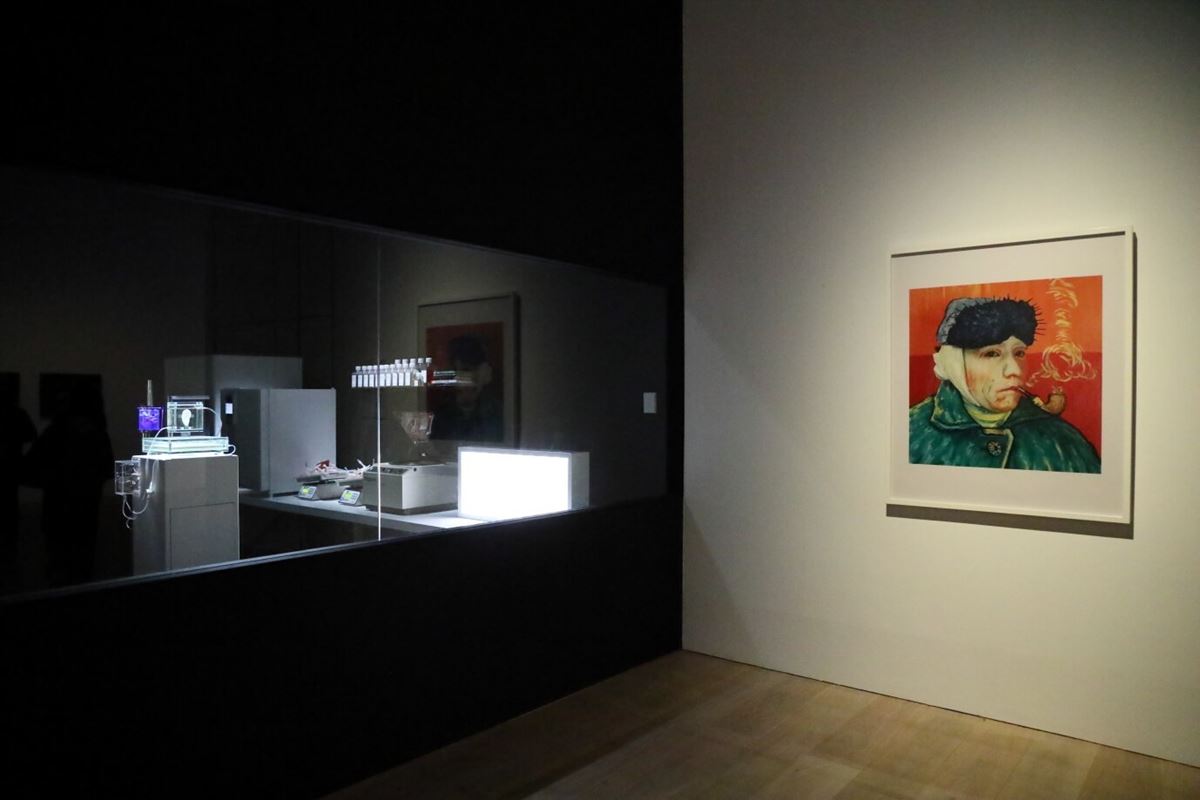 展示風景　左：バイオ・アトリエ　右：森村泰昌《肖像（ヴァン・ゴッホ）》1985年　Cプリント　120×100 cm　所蔵：高松市美術館　