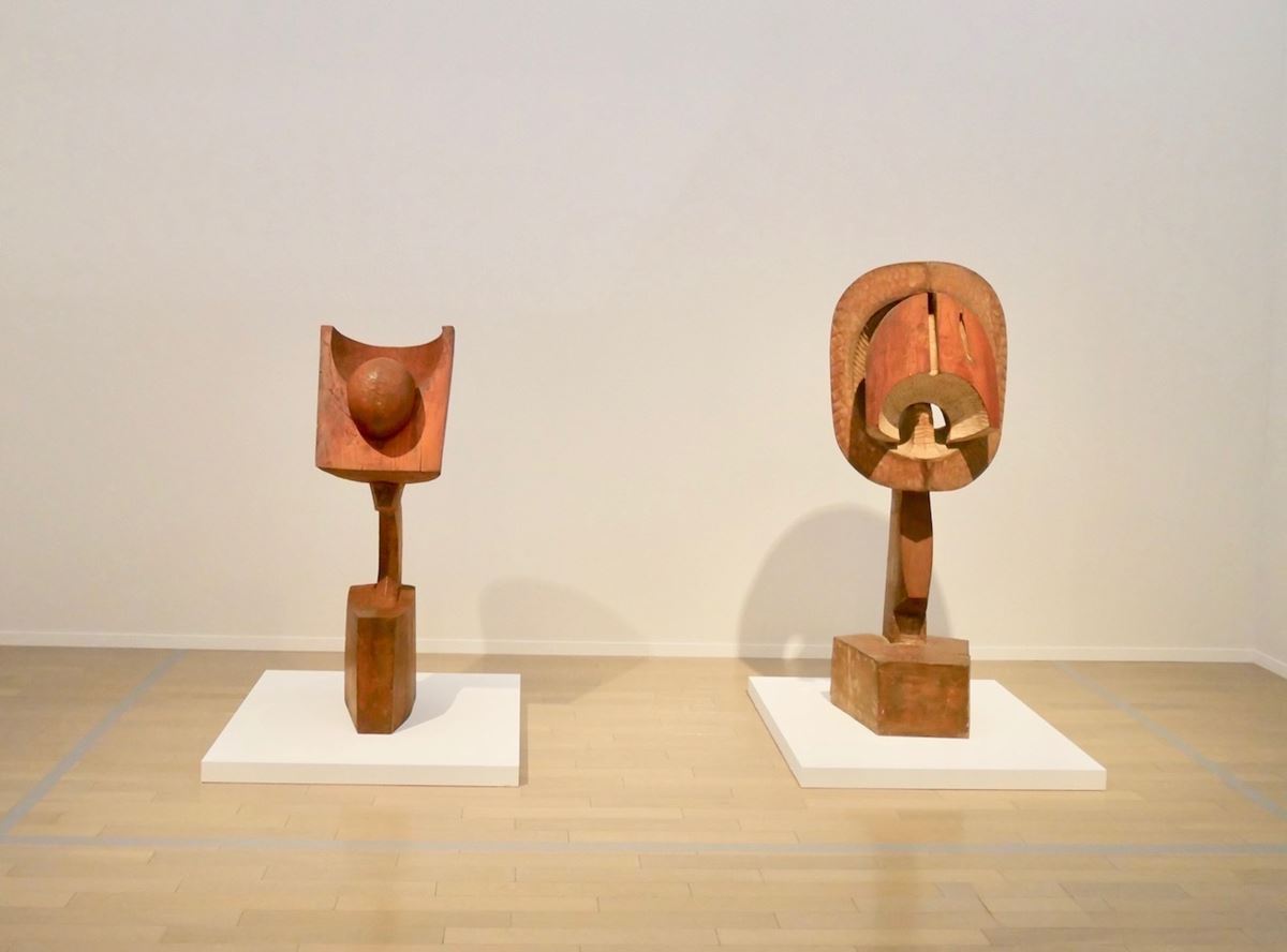 右：《MASK Ⅳ》1967年　神奈川県立美術館　左：《MASK》1967年　山口県立美術館