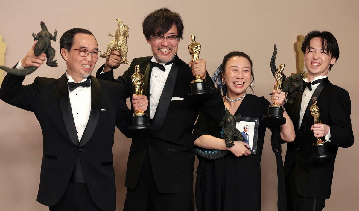 第96回アカデミー賞授賞式でオスカー像をゲットした山崎貴監督とスタッフたち Photo：AFLO