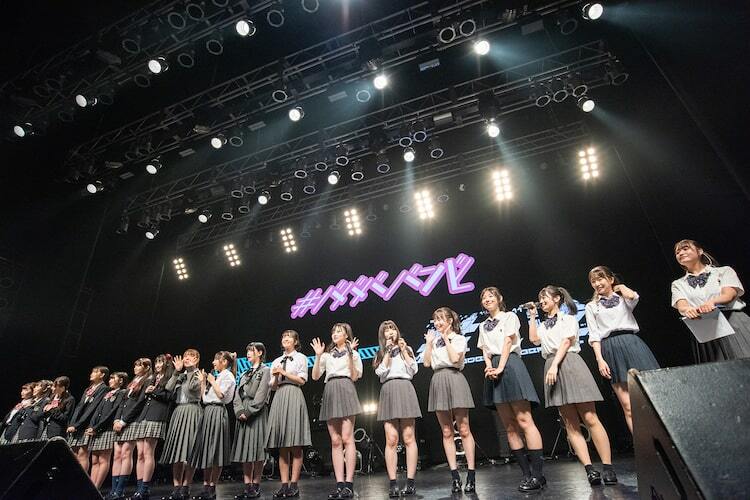 ゼロイチファミリアのアイドル3組合同ライブ、制服姿のレアなステージ