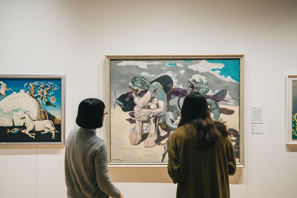 1929年の「二科展」に出品された古賀春江《鳥籠》（中央）、阿部金剛《Rien No.1》（右）など日本におけるシュルレアリスム表現における先駆者たちの作品も展示されています