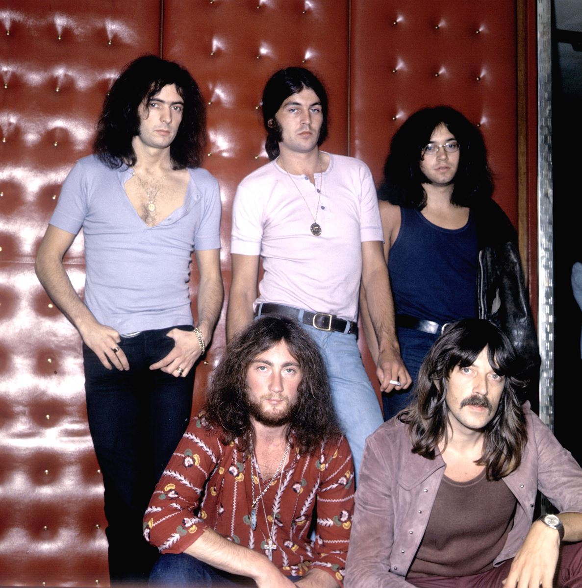 ディープ・パープル。後列左からリッチー・ブラックモア、ロジャー・グローヴァー、イアン・ペイス、前列左からイアン・ギラン、ジョン・ロード(1970年9月17日)　(写真：Photoshot/アフロ)