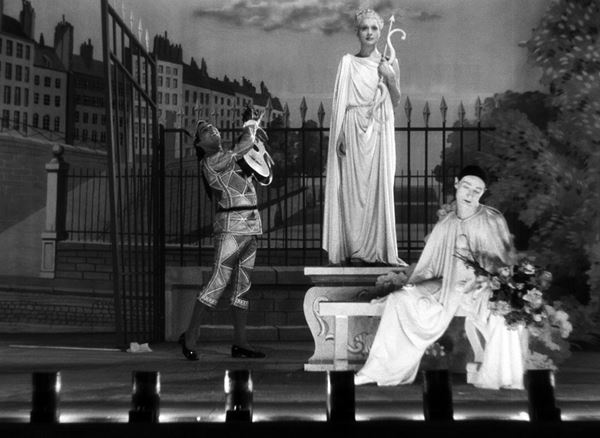 (C) 1946 Pathe Cinema - all rights reserved.