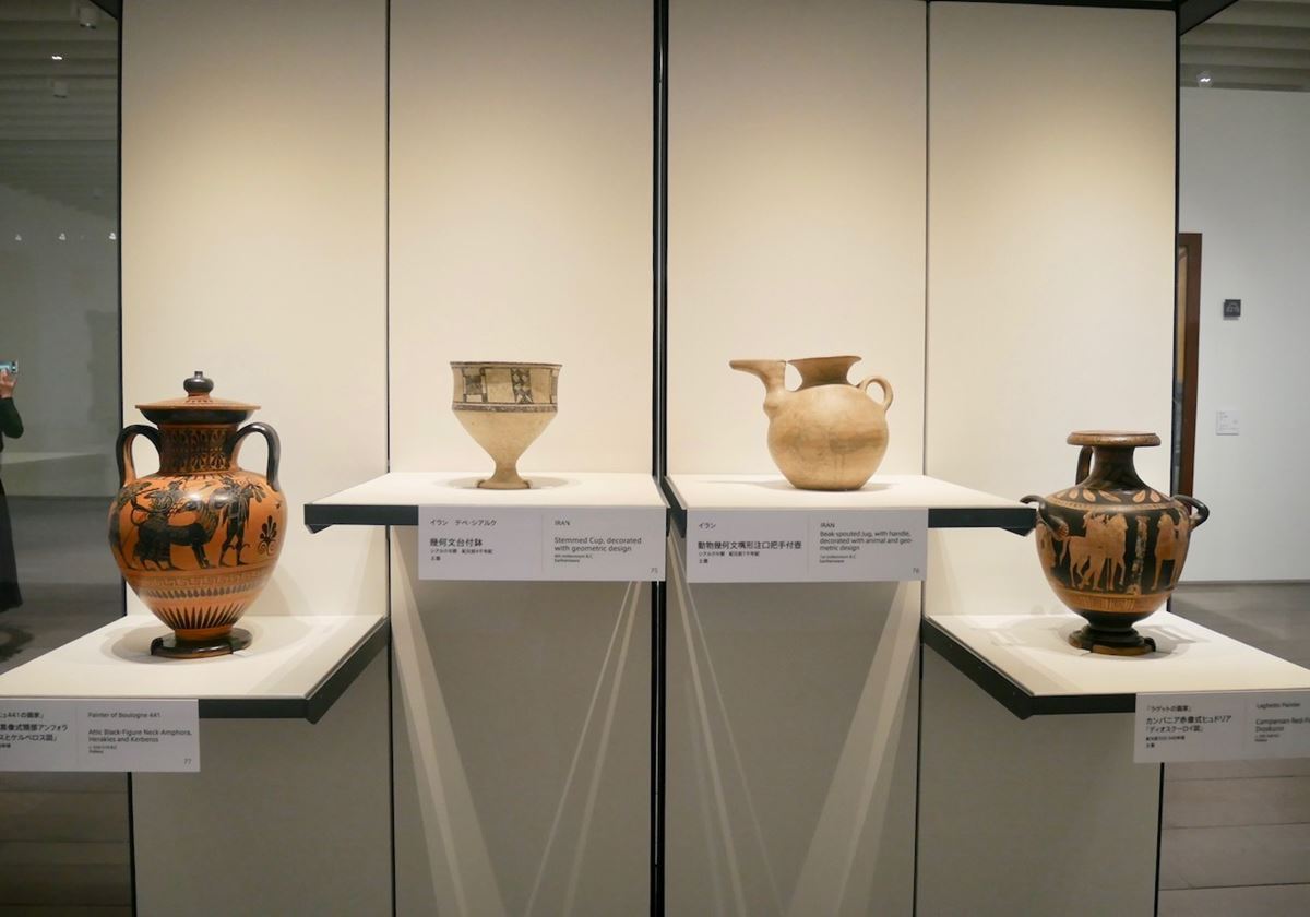 第2部「アートをさぐる・装飾」　イラン　テペ・シアルク《幾何文台付鉢》紀元前4千年紀ほか