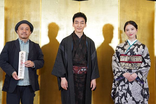 映画『碁盤斬り』草彅剛×清原果耶の“父と娘”がヒットを祈願「今